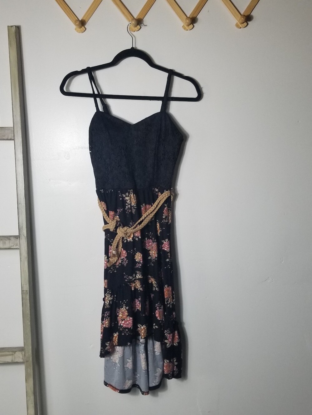 NO BOUNDARIES WOMEN'S FLORAL DRESS WITH BELT SIZE SMALL